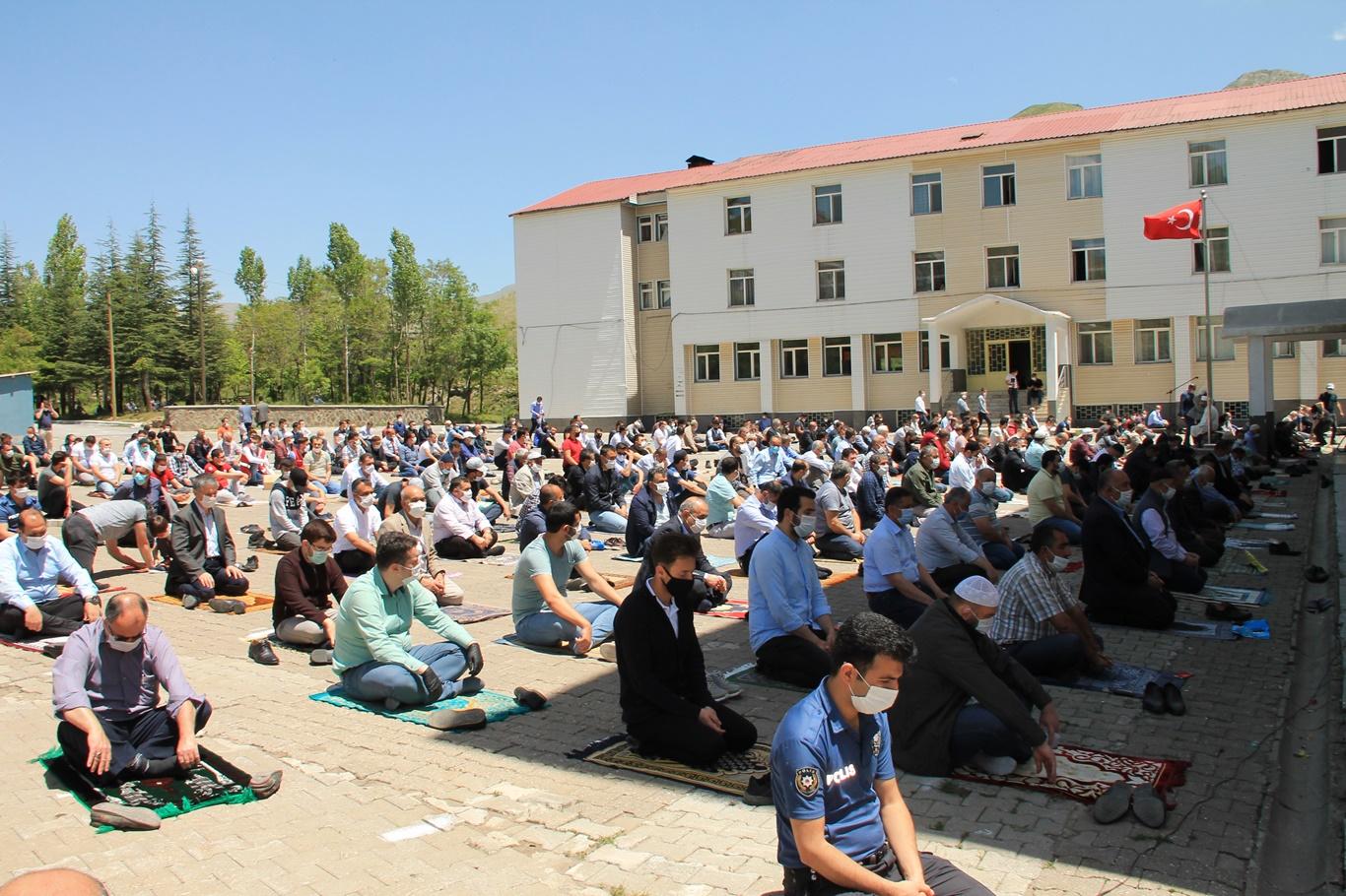 Bitlis’te 65 yaş üstü ve 18 yaş altı vatandaşların olmadığı ilk cuma namazı kılındı